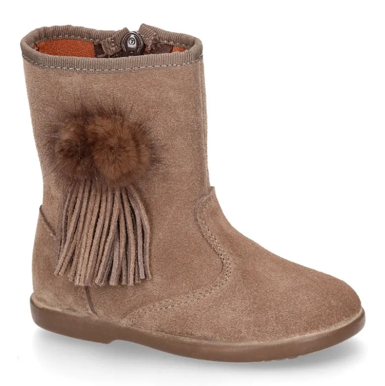 Bota niña con flecos y POMPONES de pelo en piel serraje.