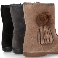 Bota niña con flecos y POMPONES de pelo en piel serraje.