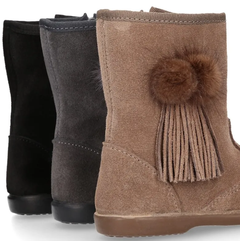 Bota niña con flecos y POMPONES de pelo en piel serraje.