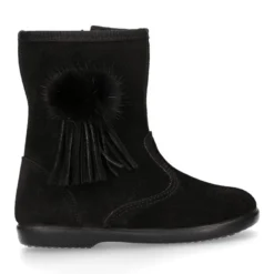 Bota niña con flecos y POMPONES de pelo en piel serraje.