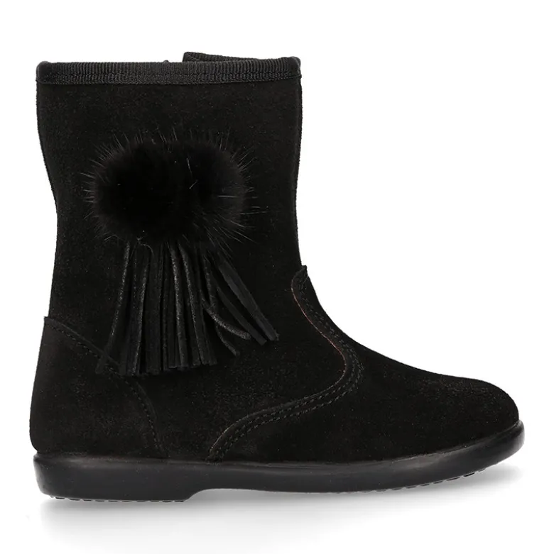 Bota niña con flecos y POMPONES de pelo en piel serraje.