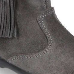 Bota niña con flecos y POMPONES de pelo en piel serraje.