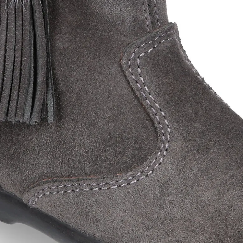 Bota niña con flecos y POMPONES de pelo en piel serraje.