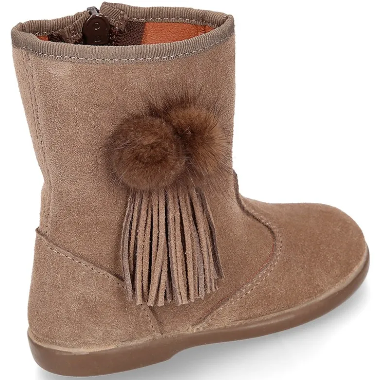 Bota niña con flecos y POMPONES de pelo en piel serraje.