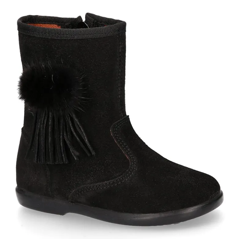 Bota niña con flecos y POMPONES de pelo en piel serraje.