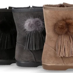 Bota niña con flecos y POMPONES de pelo en piel serraje.
