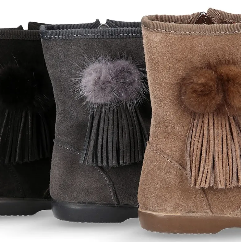 Bota niña con flecos y POMPONES de pelo en piel serraje.