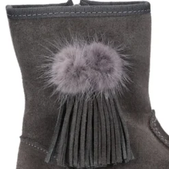 Bota niña con flecos y POMPONES de pelo en piel serraje.