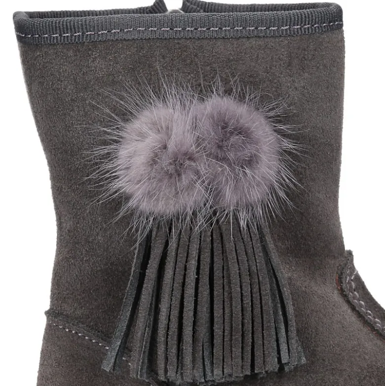 Bota niña con flecos y POMPONES de pelo en piel serraje.