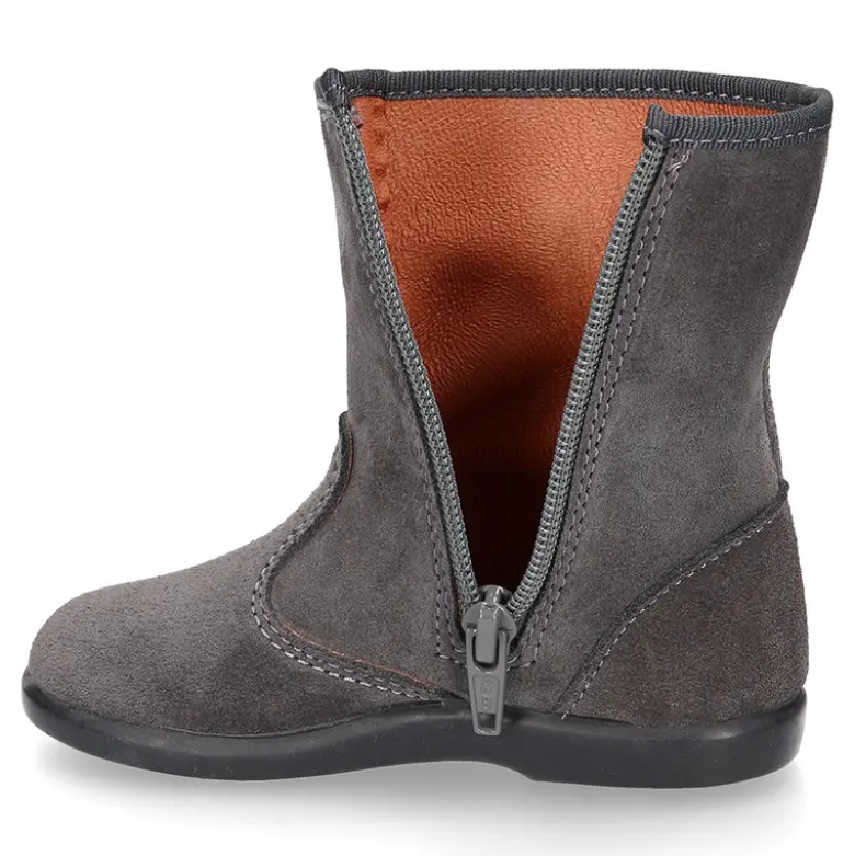 Bota niña con flecos y POMPONES de pelo en piel serraje.