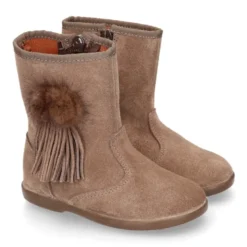 Bota niña con flecos y POMPONES de pelo en piel serraje.