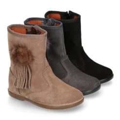 Bota niña con flecos y POMPONES de pelo en piel serraje.