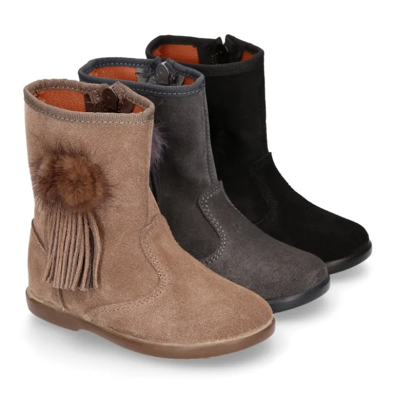 Bota niña con flecos y POMPONES de pelo en piel serraje.