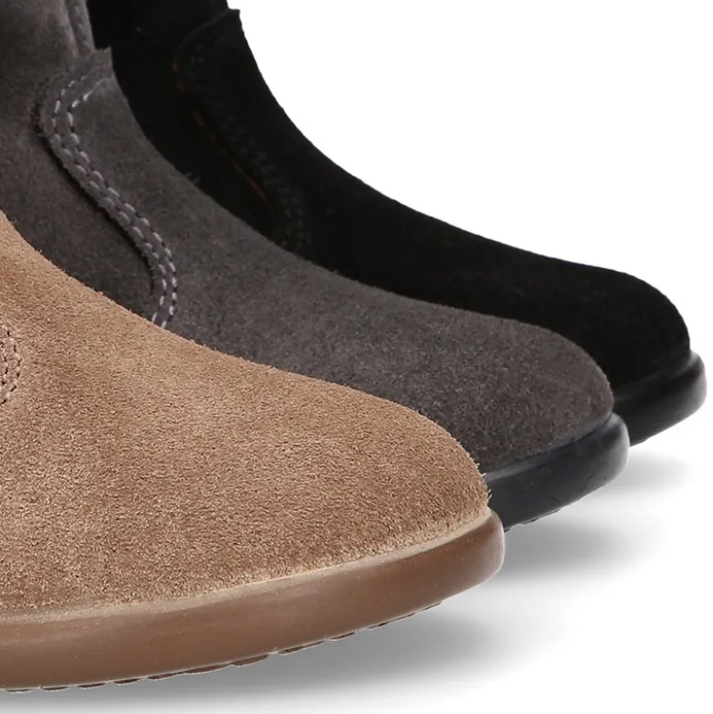 Bota niña con flecos y POMPONES de pelo en piel serraje.