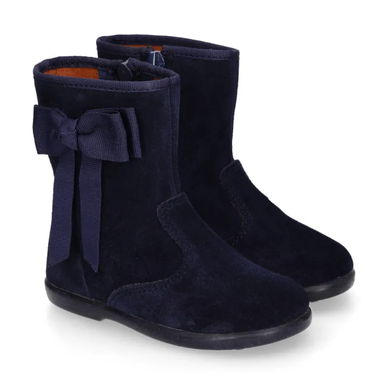 Bota niña con lazo en piel serraje en azul marino.