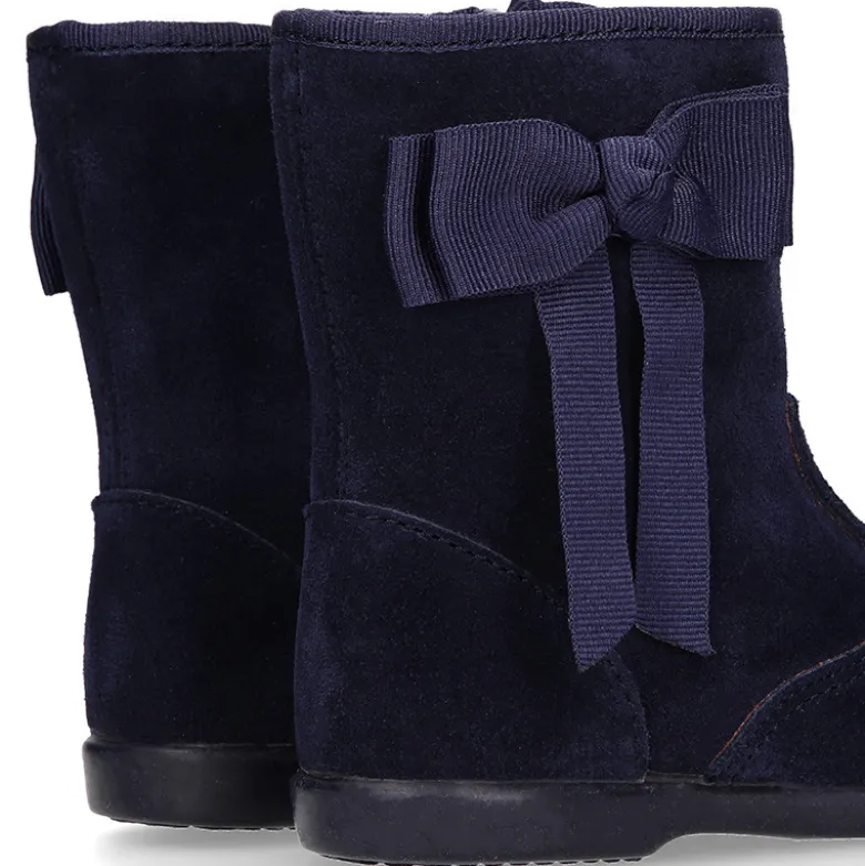 Bota niña con lazo en piel serraje en azul marino.