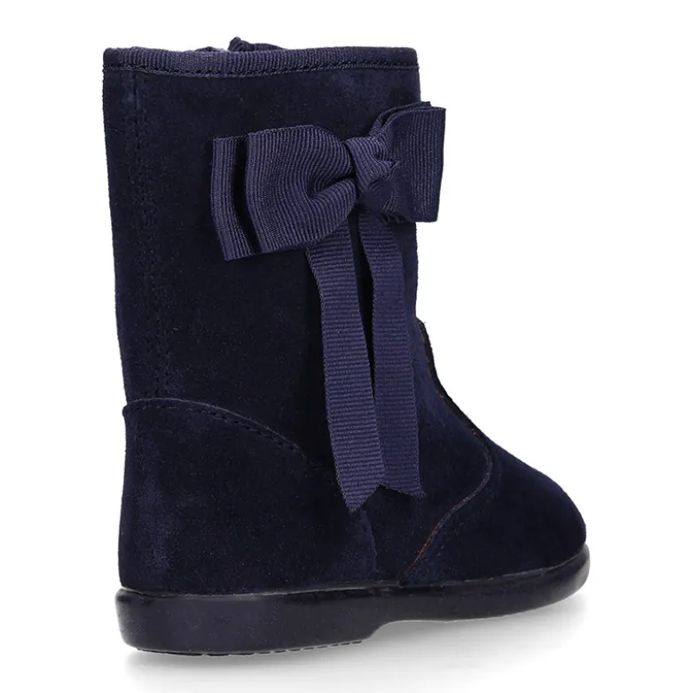 Bota niña con lazo en piel serraje en azul marino.