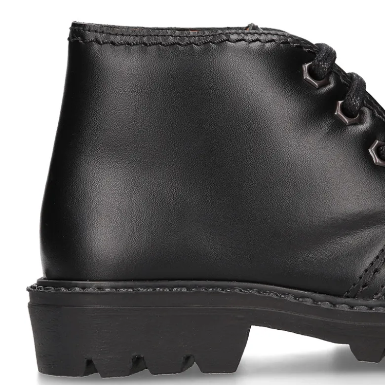 Bota niños COLE tipo todoterreno con cordones en piel.