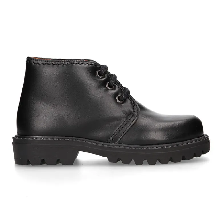 Bota niños COLE tipo todoterreno con cordones en piel.