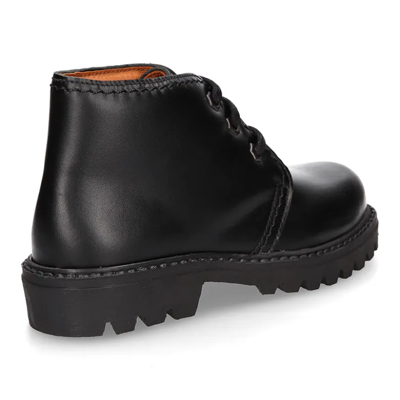 Bota niños COLE tipo todoterreno con cordones en piel.