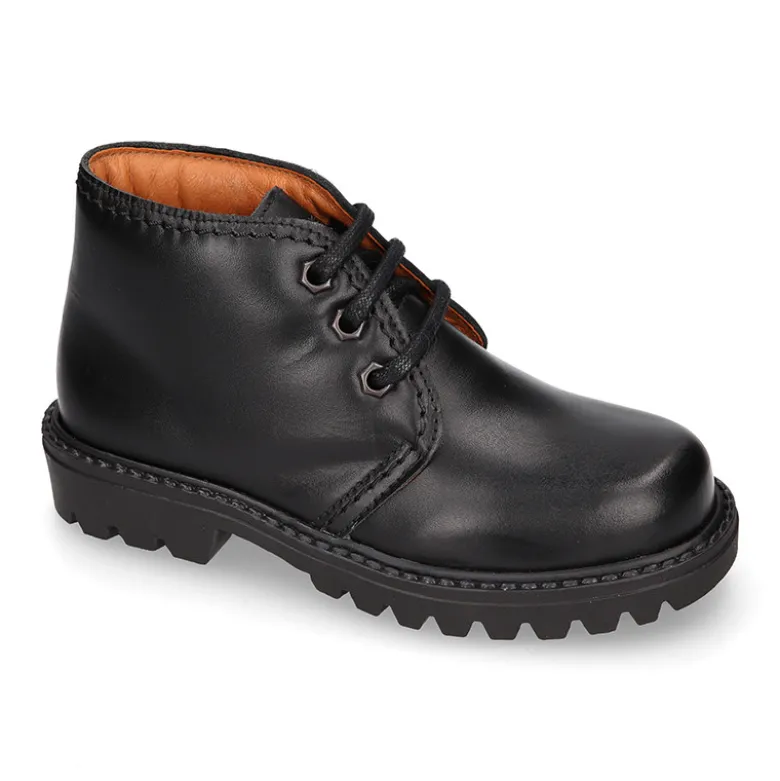 Bota niños COLE tipo todoterreno con cordones en piel.