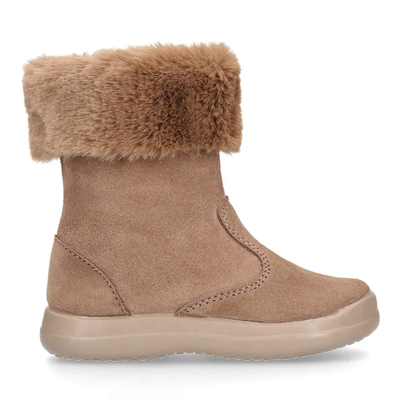 Bota niños con cuello de pelo en piel serraje topo.