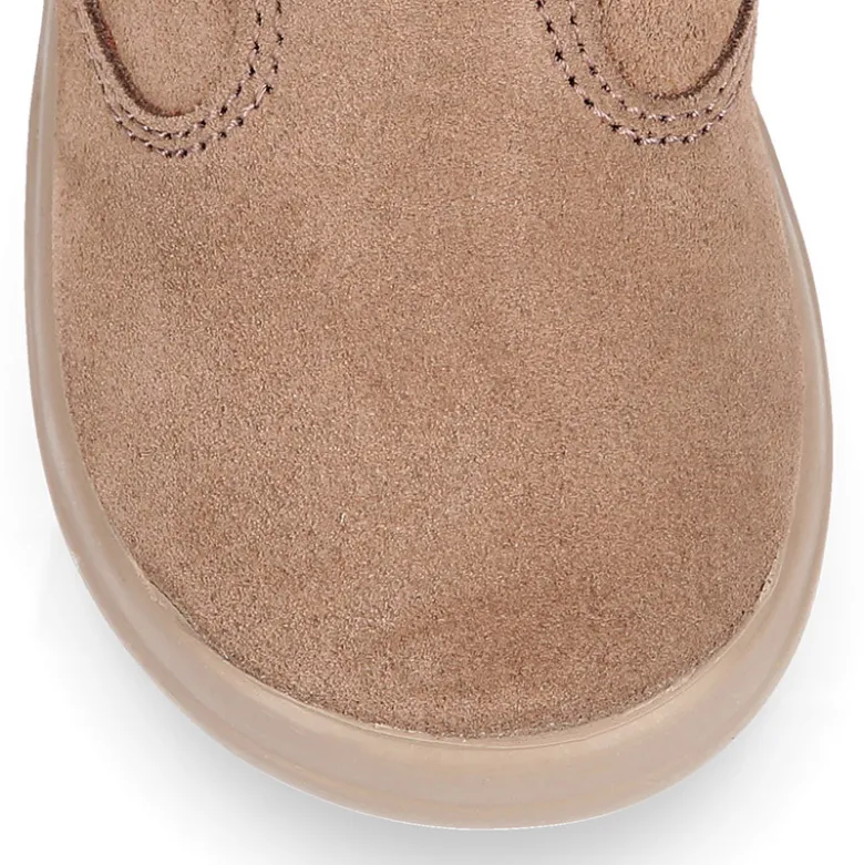Bota niños con cuello de pelo en piel serraje topo.
