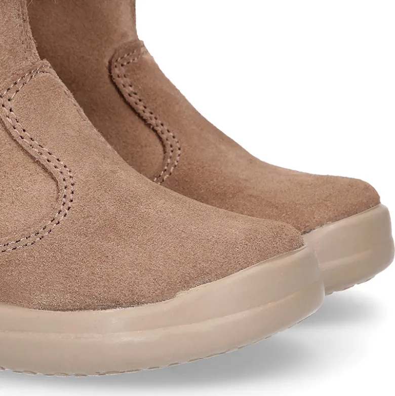Bota niños con cuello de pelo en piel serraje topo.