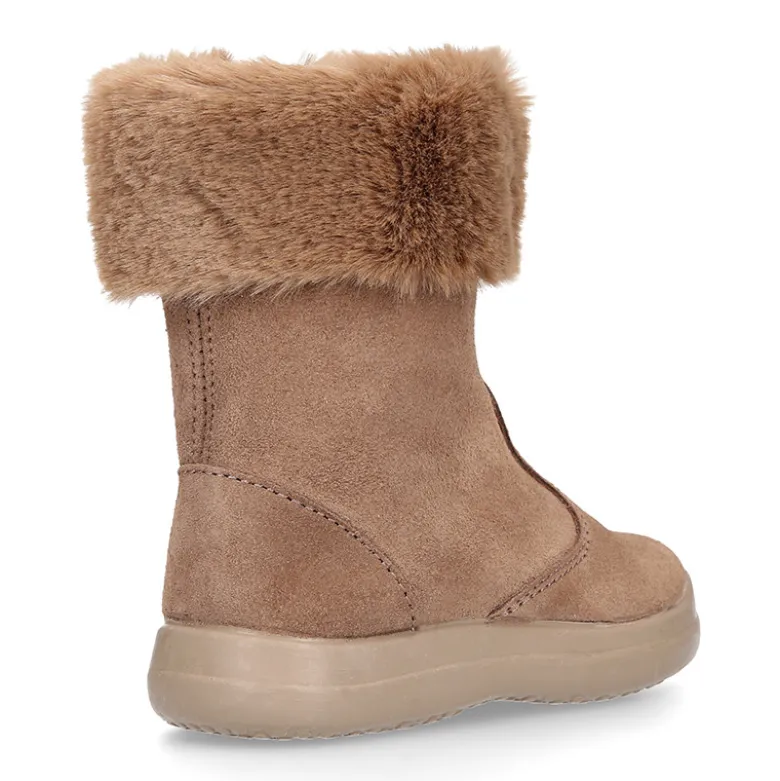 Bota niños con cuello de pelo en piel serraje topo.