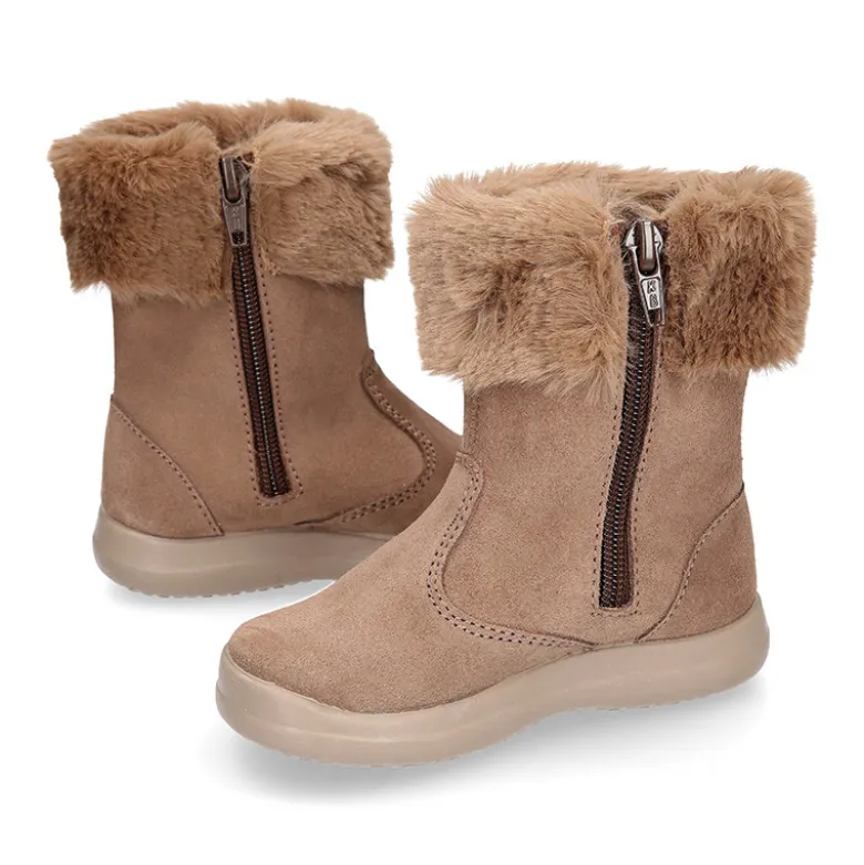 Bota niños con cuello de pelo en piel serraje topo.