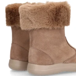 Bota niños con cuello de pelo en piel serraje topo.