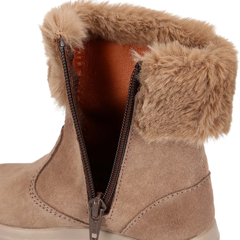 Bota niños con cuello de pelo en piel serraje topo.