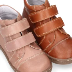 Bota niños tipo zapatilla OKAA CASUAL sin cordones en piel con puntera.
