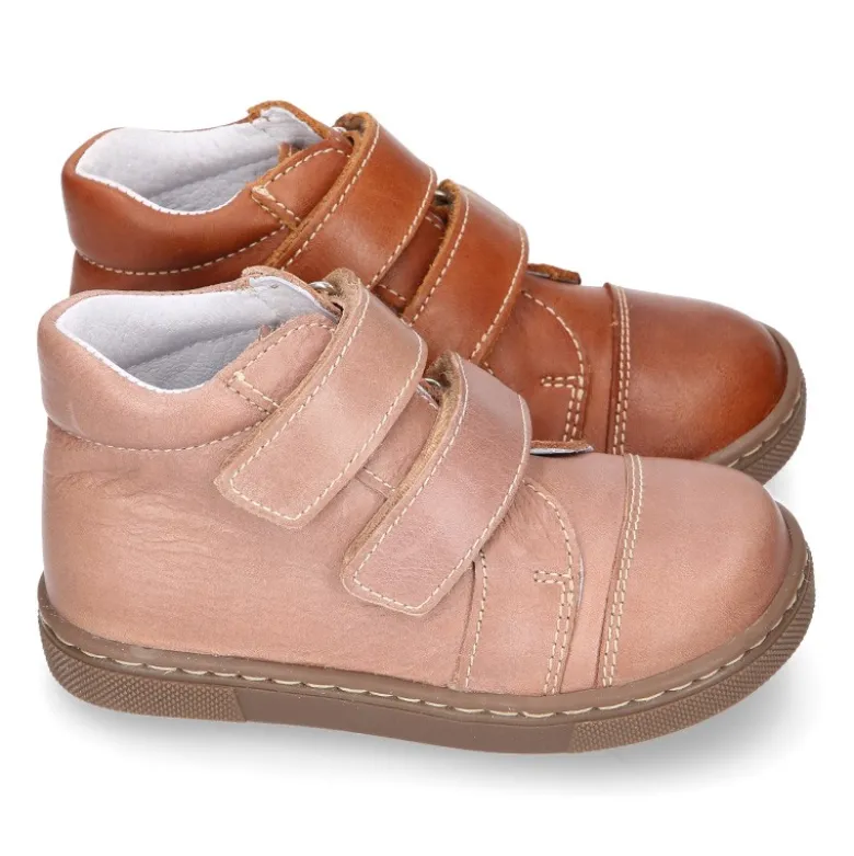 Bota niños tipo zapatilla OKAA CASUAL sin cordones en piel con puntera.