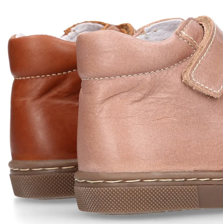 Bota niños tipo zapatilla OKAA CASUAL sin cordones en piel con puntera.