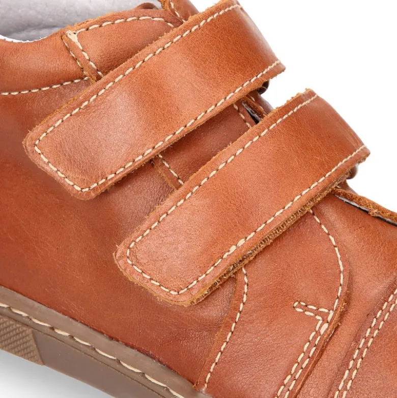 Bota niños tipo zapatilla OKAA CASUAL sin cordones en piel con puntera.