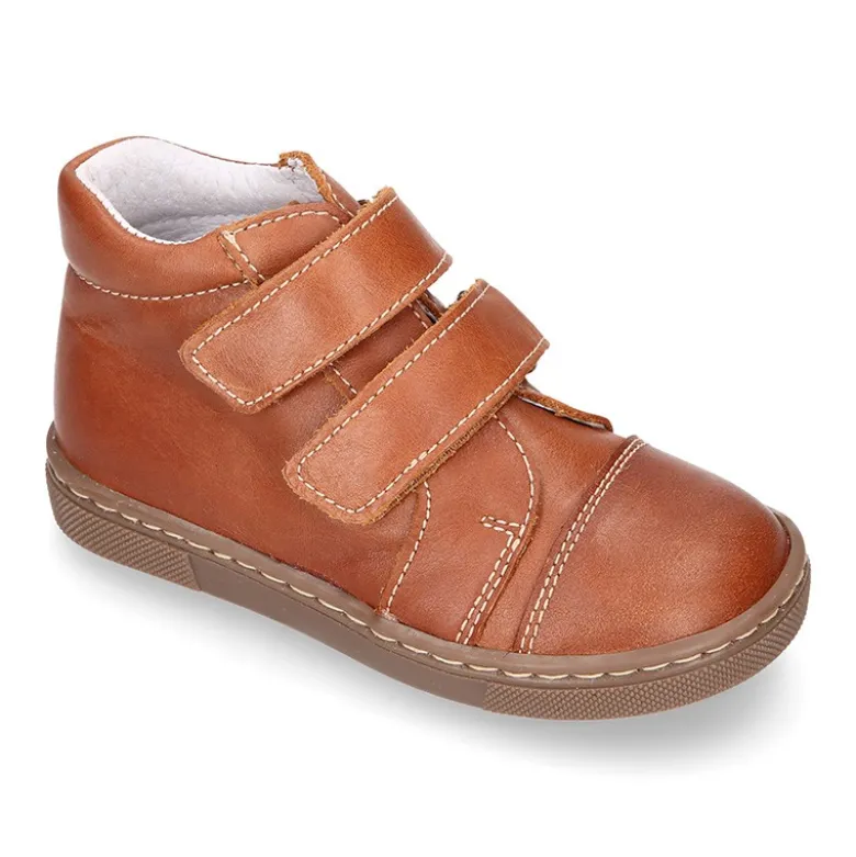 Bota niños tipo zapatilla OKAA CASUAL sin cordones en piel con puntera.