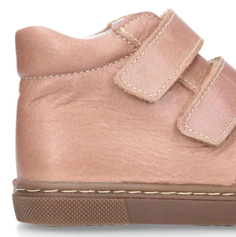 Bota niños tipo zapatilla OKAA CASUAL sin cordones en piel con puntera.