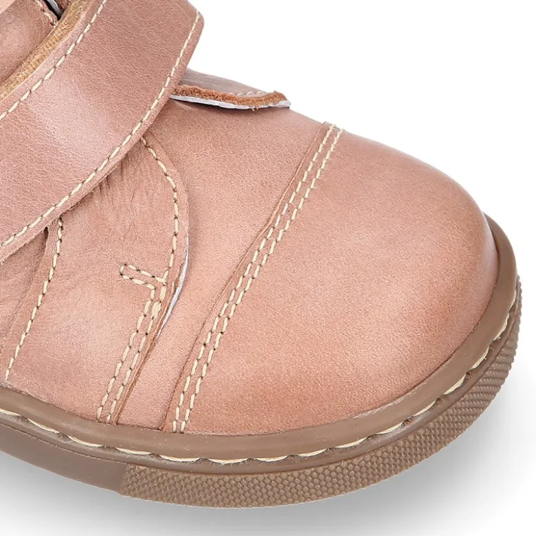 Bota niños tipo zapatilla OKAA CASUAL sin cordones en piel con puntera.