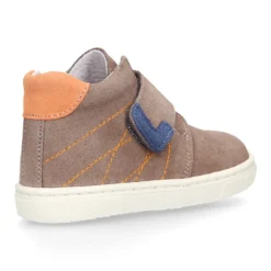 Bota niños tipo zapatilla OKAA CASUAL sin cordones en piel serraje.