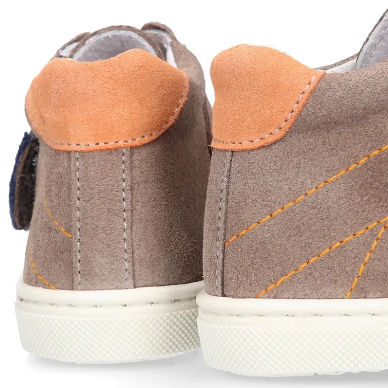 Bota niños tipo zapatilla OKAA CASUAL sin cordones en piel serraje.