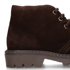 Bota niños vestir tipo todoterreno con cordones en piel serraje.