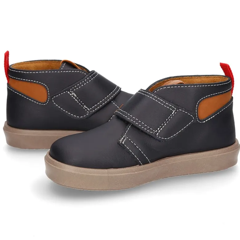 Bota niño tipo zapatilla sin cordones en PIEL NAPA.