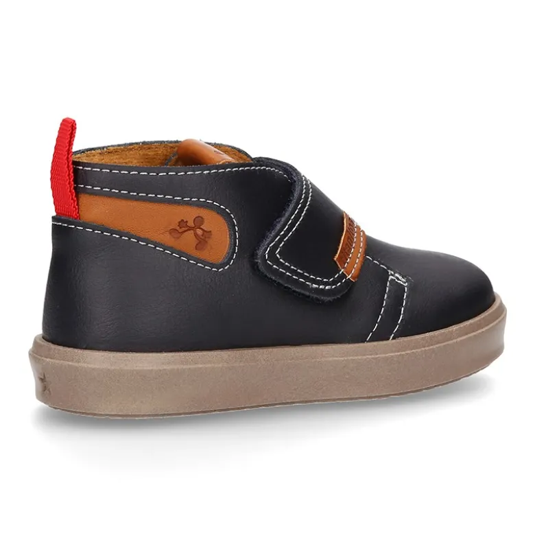 Bota niño tipo zapatilla sin cordones en PIEL NAPA.