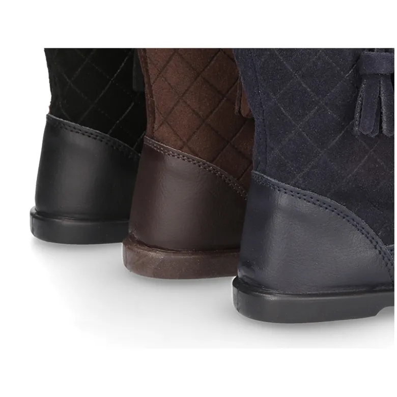 Bota piel lavable combinada con piel serraje acolchado y borlas.