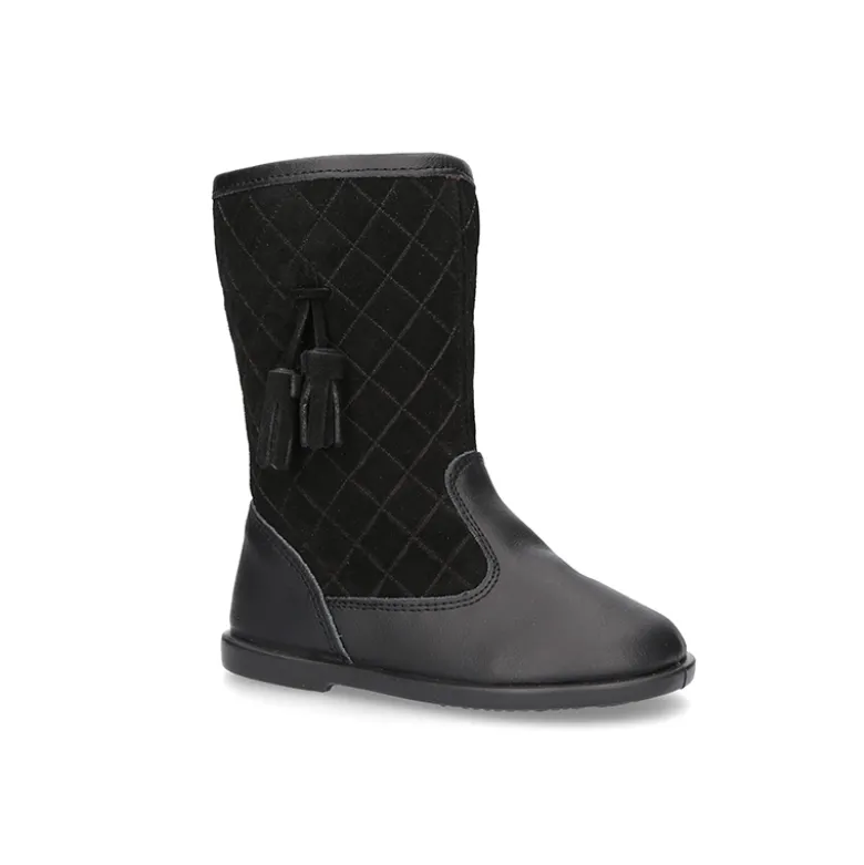 Bota piel lavable combinada con piel serraje acolchado y borlas.
