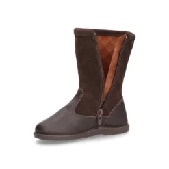 Bota piel lavable combinada con piel serraje acolchado y borlas.