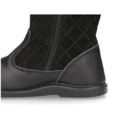 Bota piel lavable combinada con piel serraje acolchado y borlas.