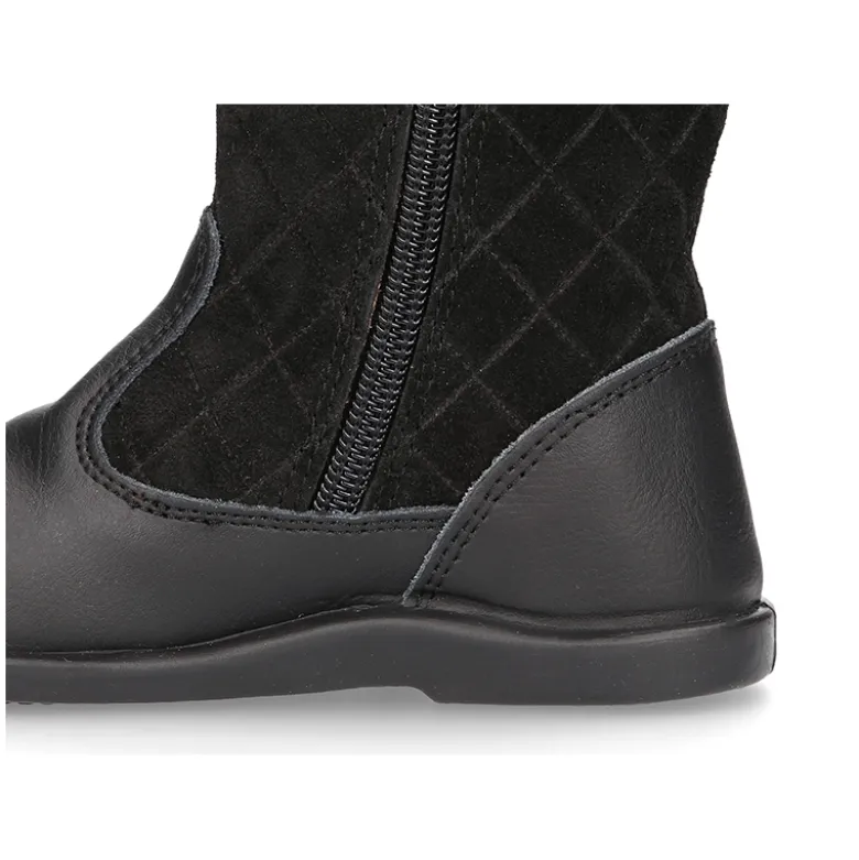 Bota piel lavable combinada con piel serraje acolchado y borlas.