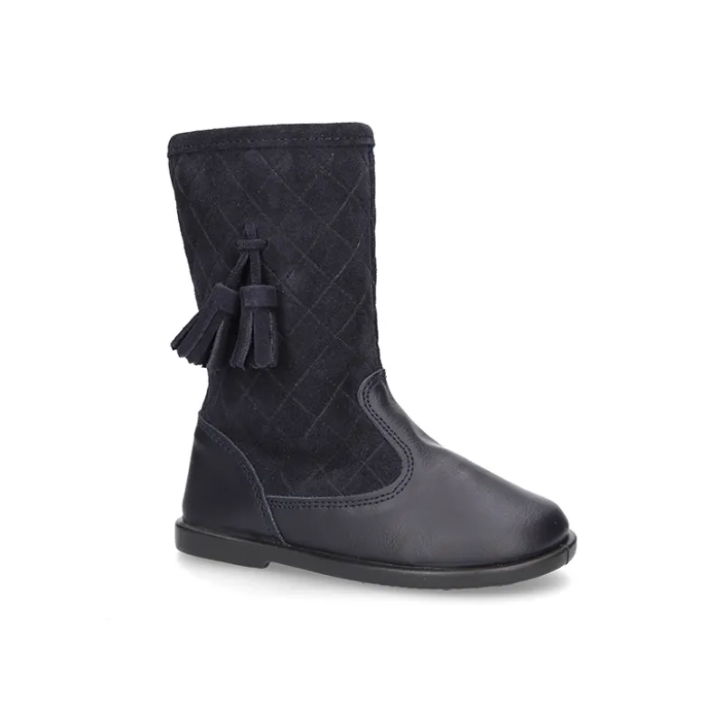 Bota piel lavable combinada con piel serraje acolchado y borlas.